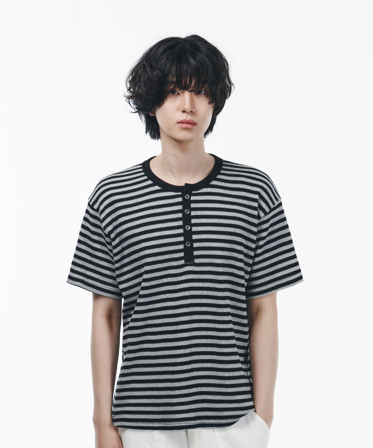 MUSINSA公式 | SIGNATURE ストライプヘンリーネック半袖Tシャツ[ブラック]