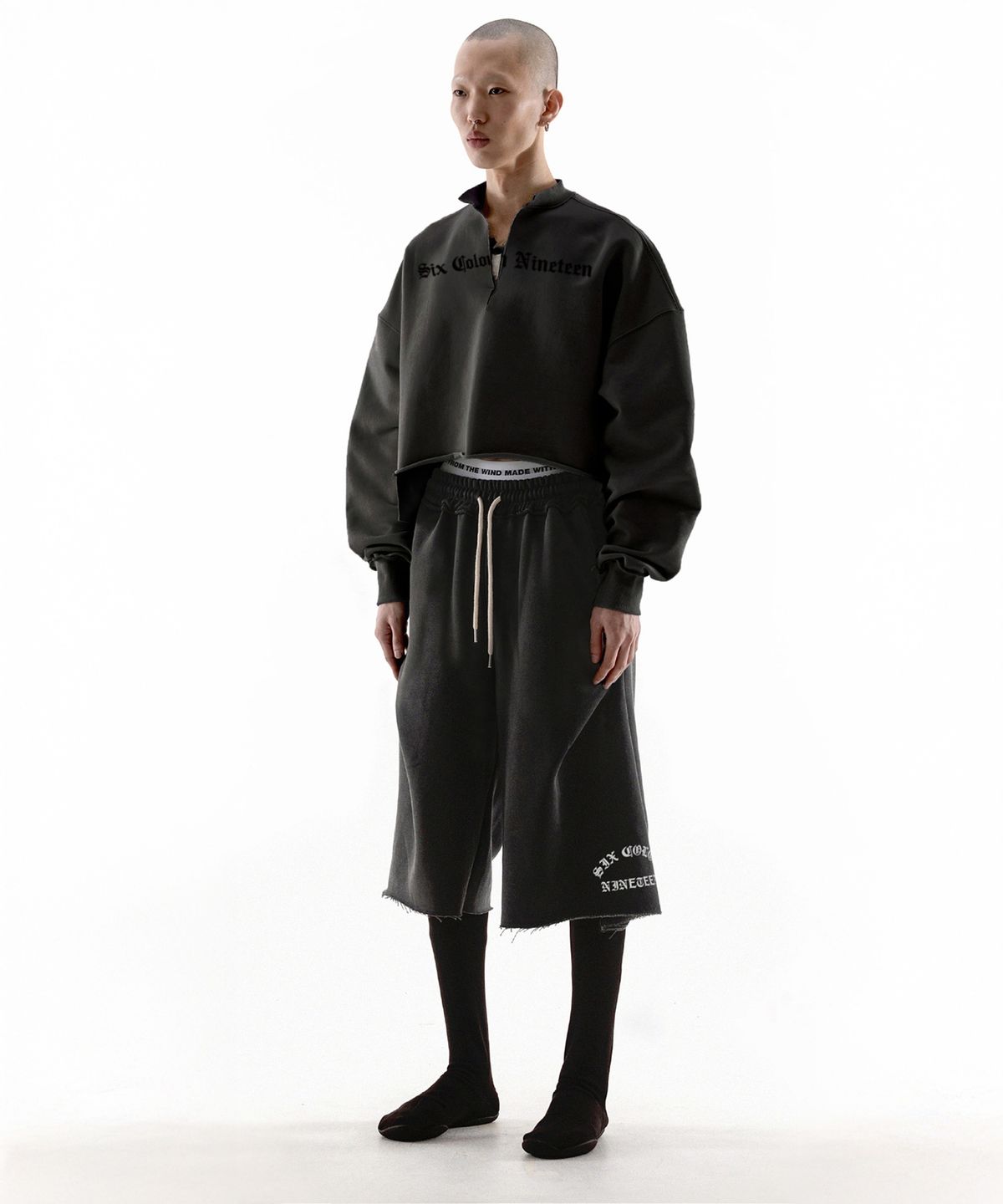 팬쇼(FANSHOW) SIX COLON NINETEEN UNBALANCE RAW EDGE CROP SWEATSHIRTS - PIGMENT BLACK
