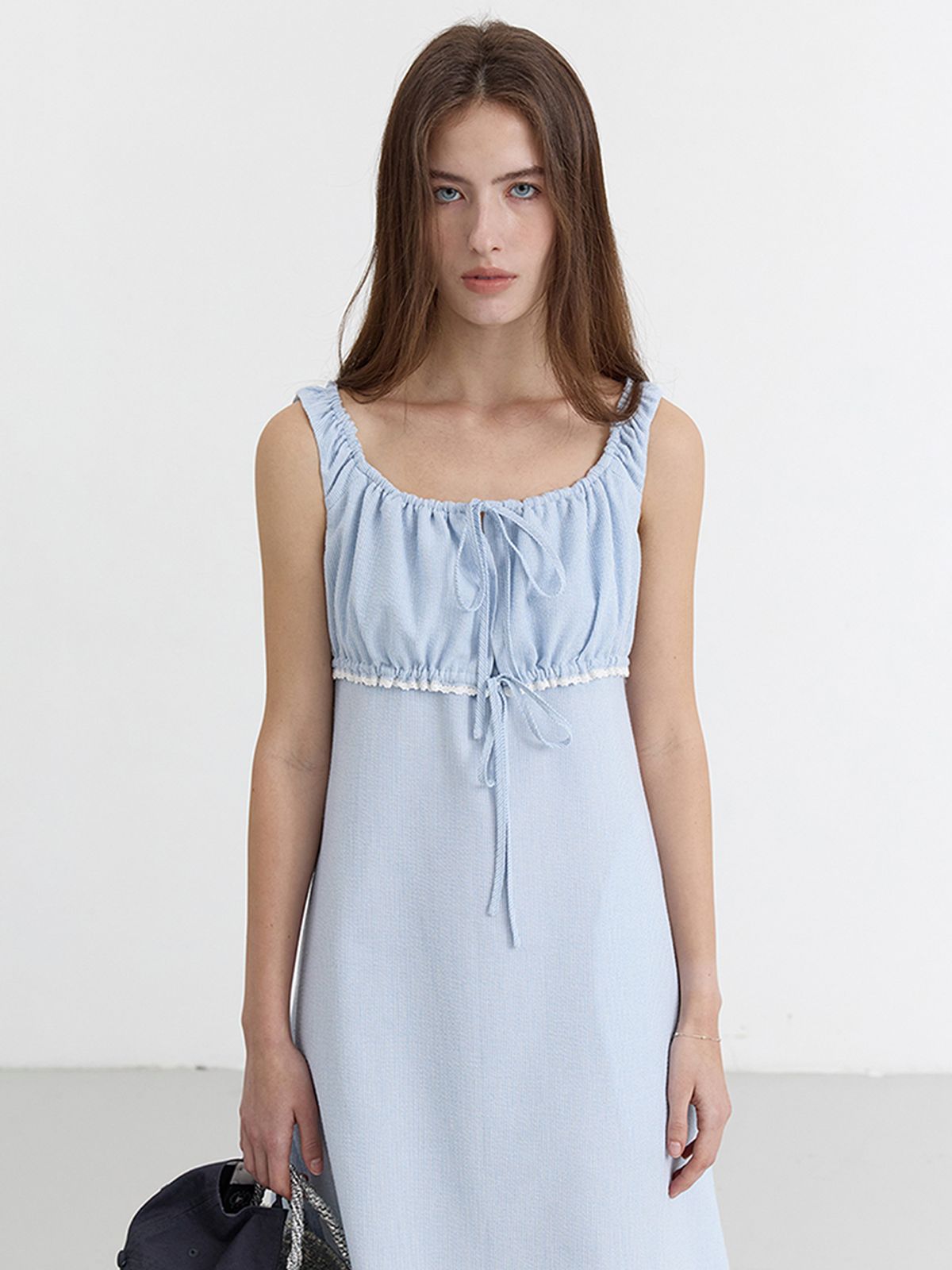 던스트(DUNST) SHIRRING RIBBONED SLEEVELESS DRESS_UDDR5B221_SOFT BLUE