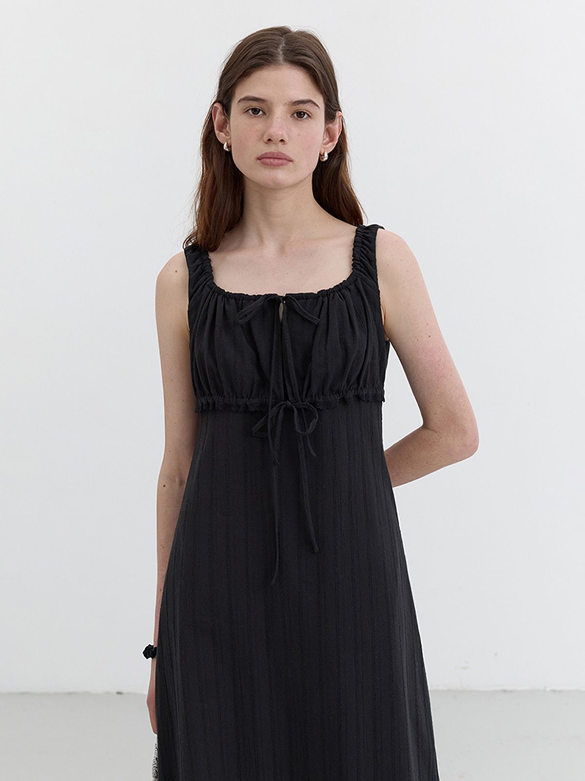 던스트(DUNST) SHIRRING RIBBONED SLEEVELESS DRESS_UDDR5B221_BLACK