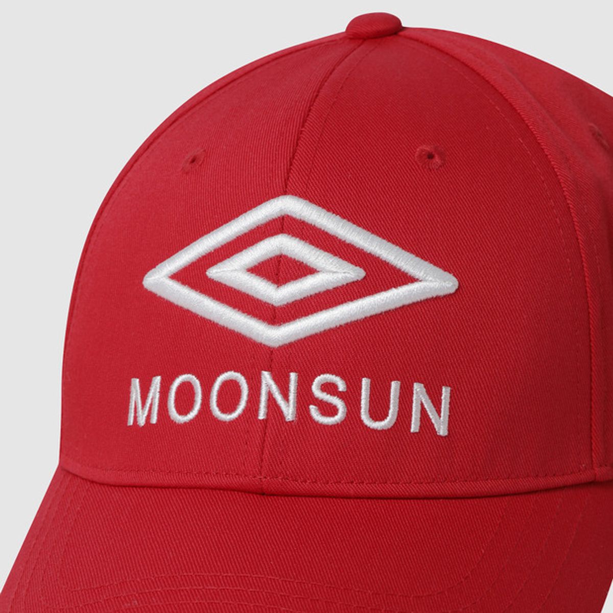 엄브로(UMBRO) [UMBRO X MOONSUN] 베이스볼캡 레드(UQ223CCP40)
