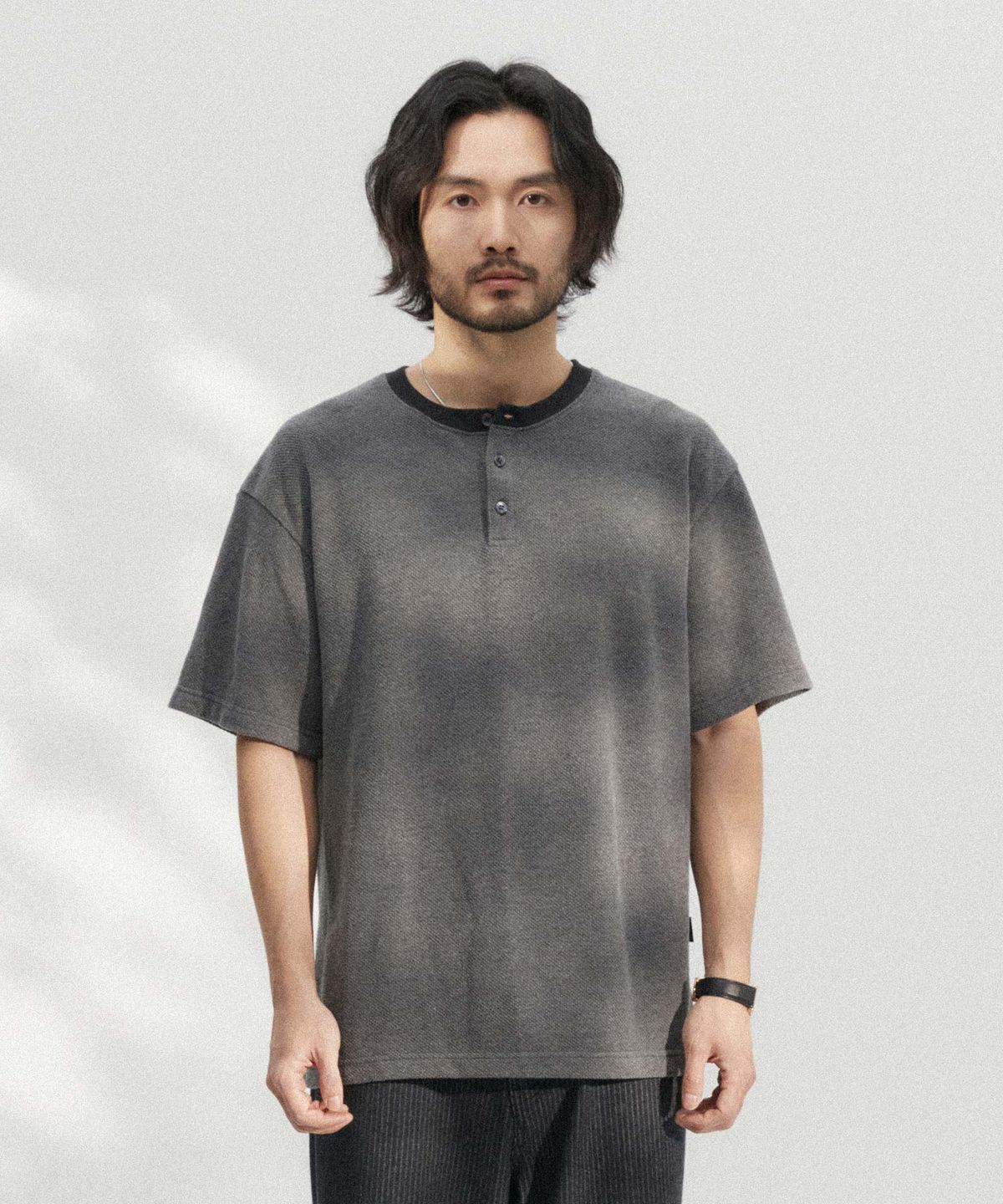 더블유엠씨(WMC) 와플 텍스쳐 헨리넥 반팔티셔츠_CHARCOAL GREY