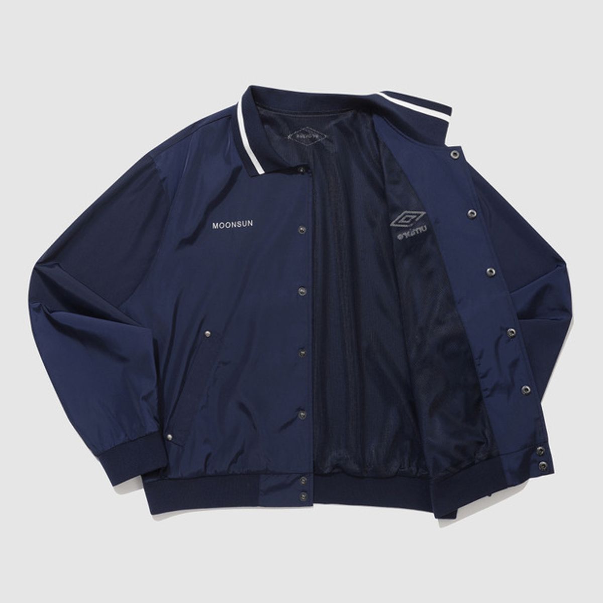 엄브로(UMBRO) [UMBRO X MOONSUN] 경량 앤썸 자켓 네이비(UQ223CJK41)