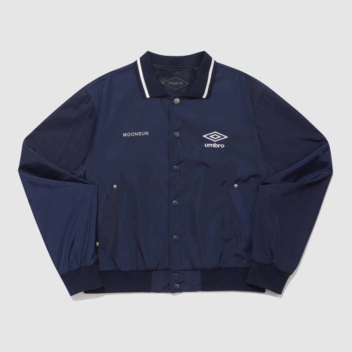 엄브로(UMBRO) [UMBRO X MOONSUN] 경량 앤썸 자켓 네이비(UQ223CJK41)