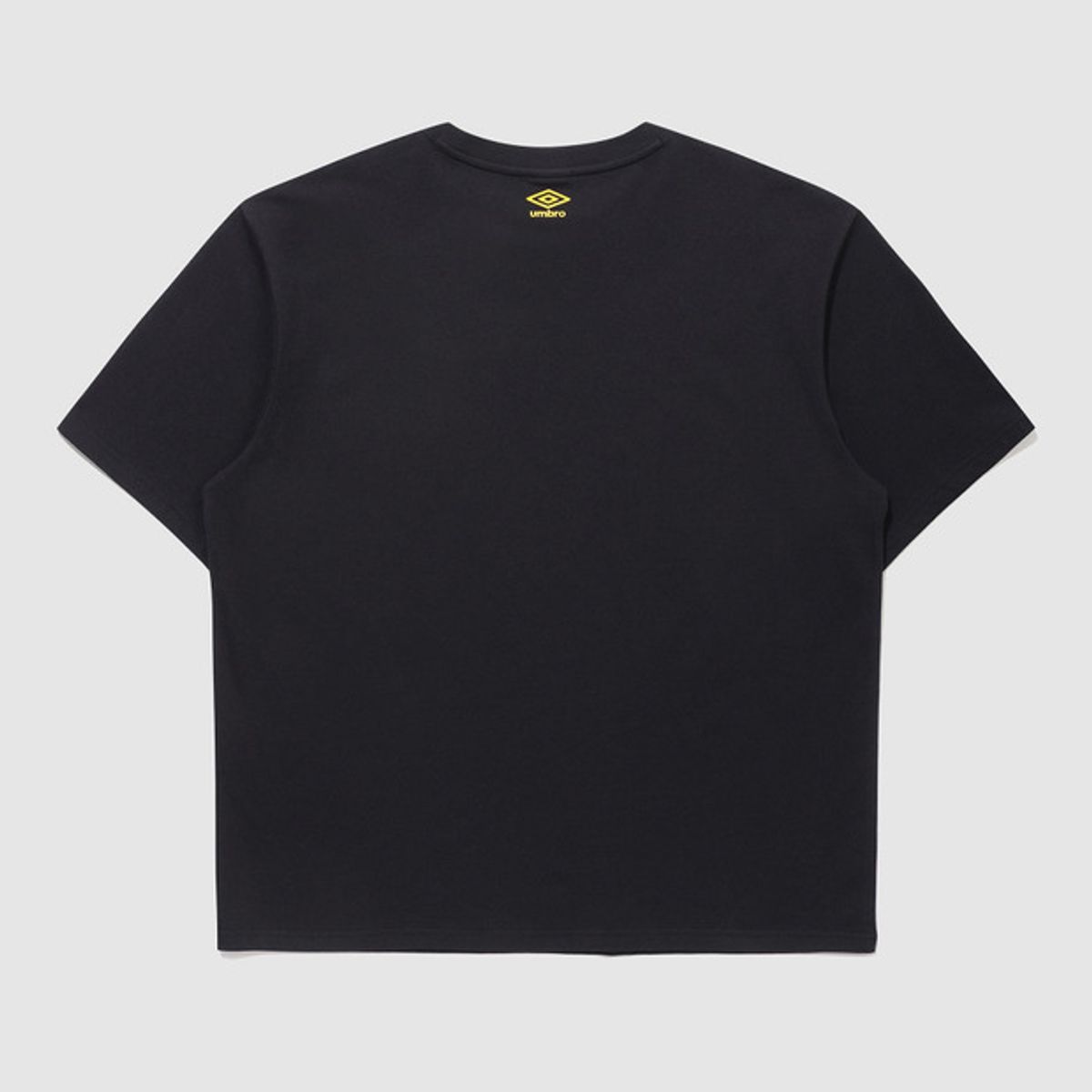 엄브로(UMBRO) [UMBRO X MOONSUN] 로고 반팔 티셔츠 블랙(UQ223CRS43)