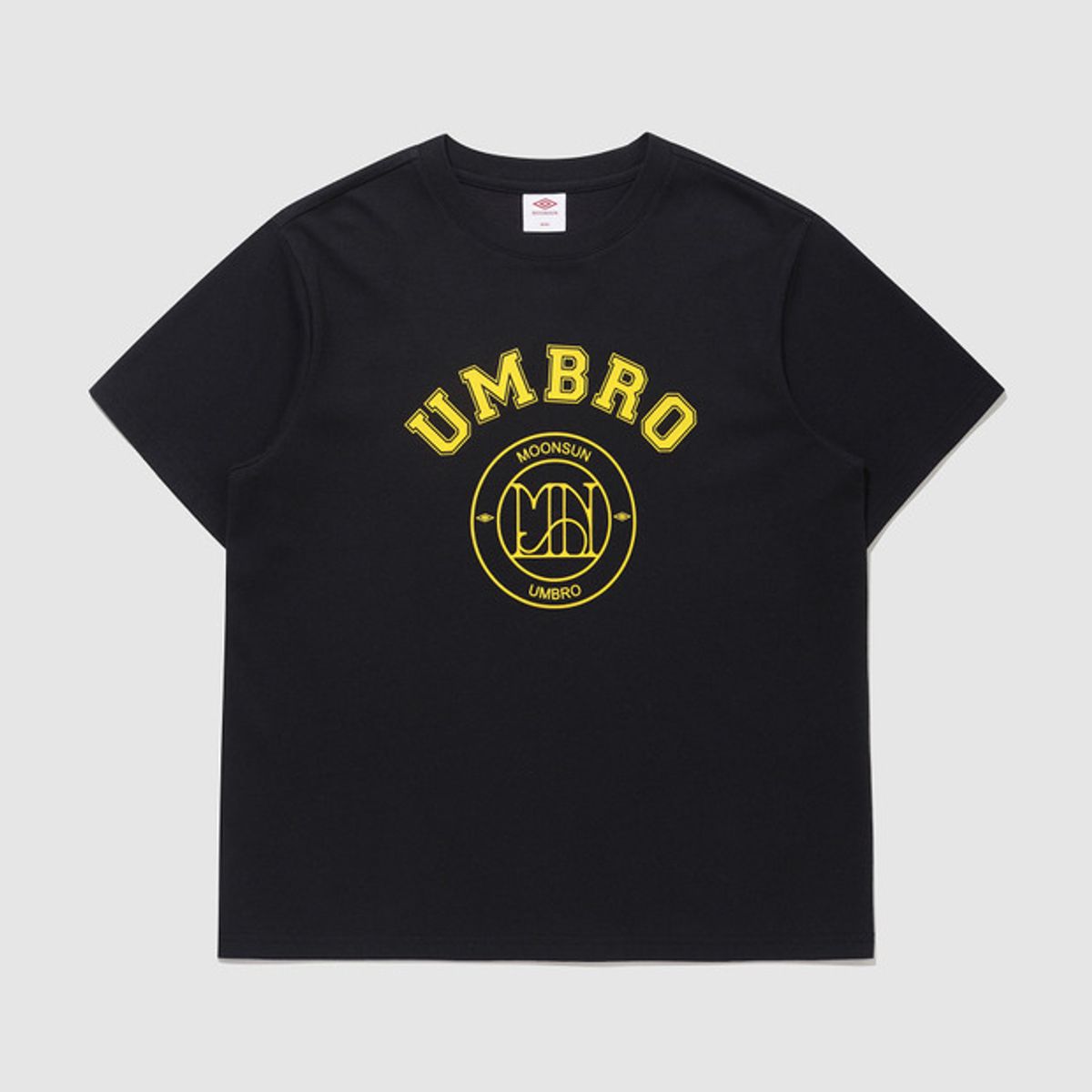 엄브로(UMBRO) [UMBRO X MOONSUN] 로고 반팔 티셔츠 블랙(UQ223CRS43)