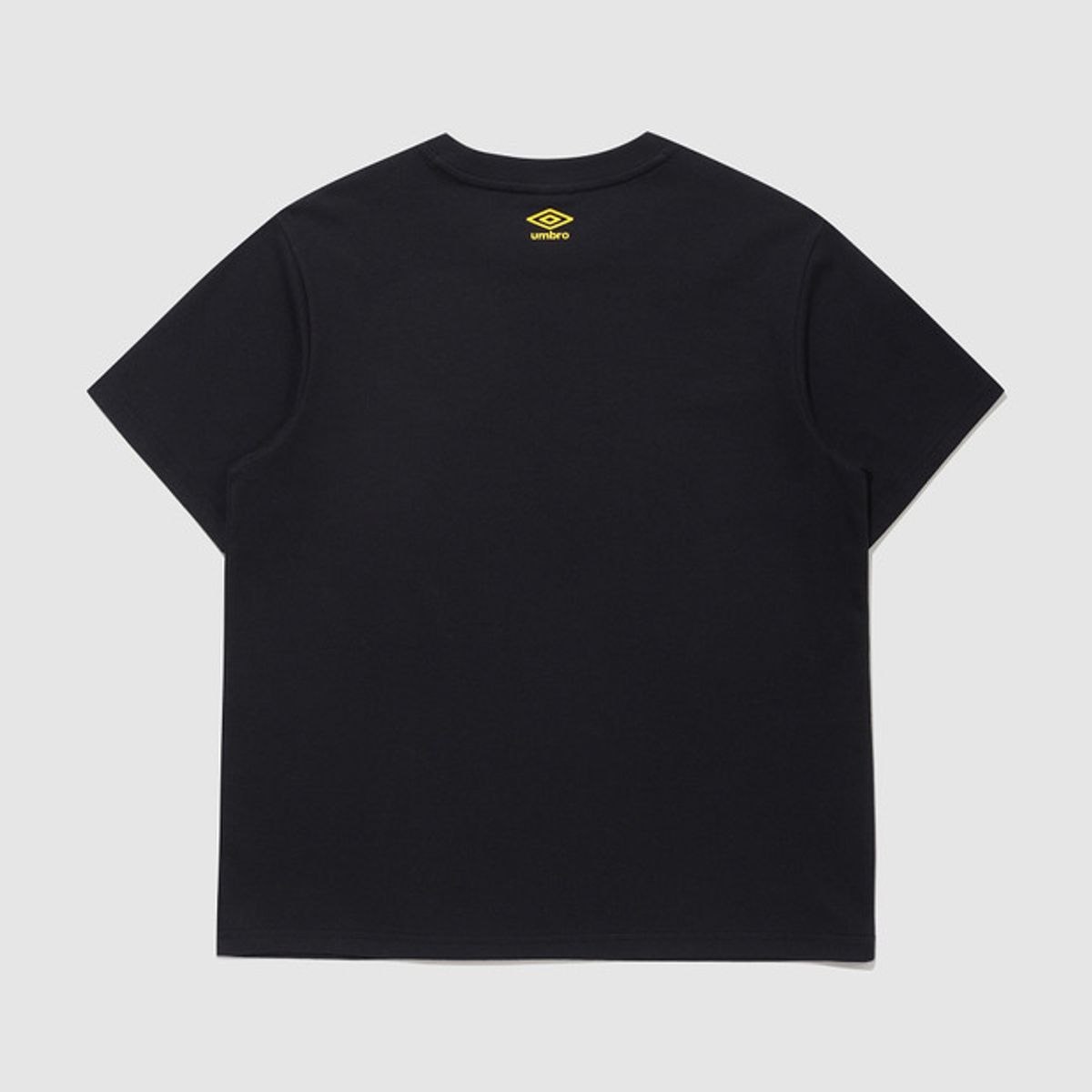 엄브로(UMBRO) [UMBRO X MOONSUN] 로고 반팔 티셔츠 블랙(UQ223CRS43)
