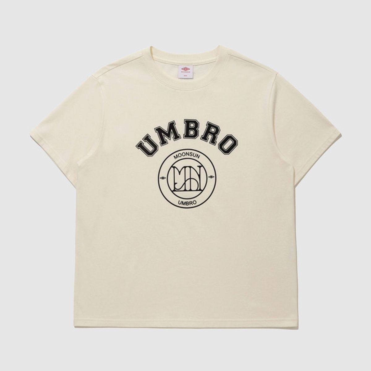 엄브로(UMBRO) [UMBRO X MOONSUN] 로고 반팔 티셔츠 아이보리(UQ223CRS43)