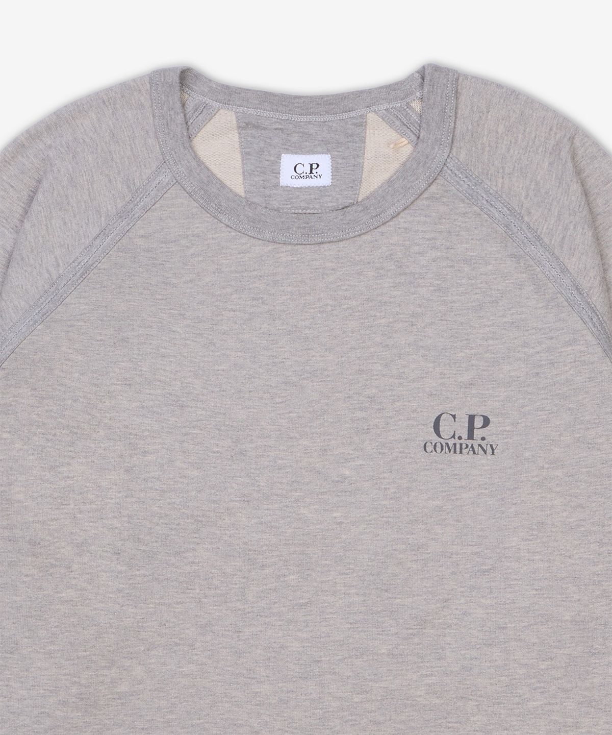 씨피 컴퍼니(CP Company) 라이트 플리스 로고 크루넥 맨투맨 - 그레이스톤 멜란지 / 18CMSS038A002246GM94