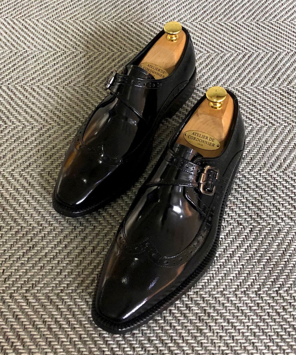 조앤슈(JOENSHOE) 슈만 윙팁 싱글 몽크스트랩 블랙복스