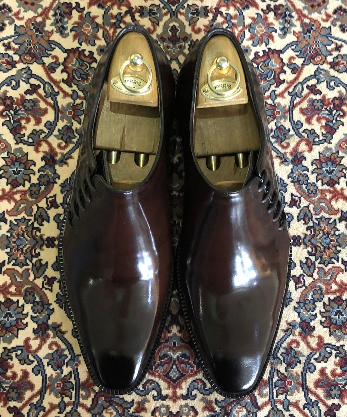 조앤슈(JOENSHOE) 카미유 사이드스트랩 홀컷 레드브라운