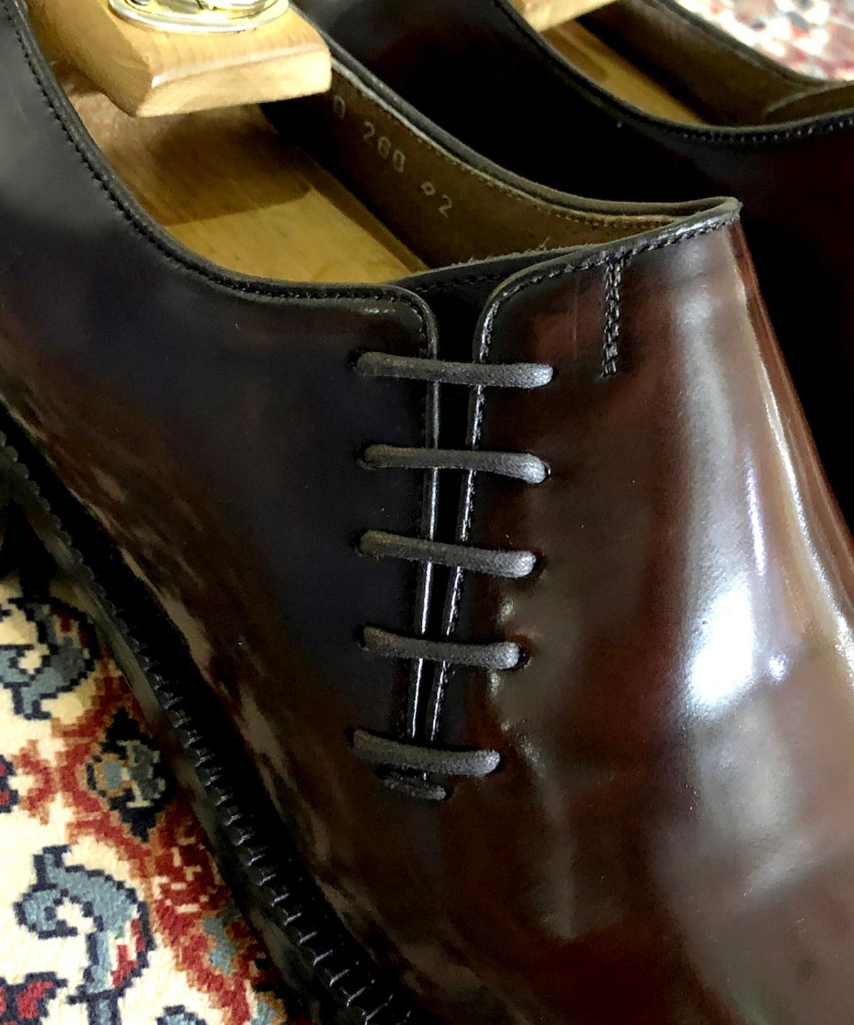 조앤슈(JOENSHOE) 카미유 사이드스트랩 홀컷 레드브라운