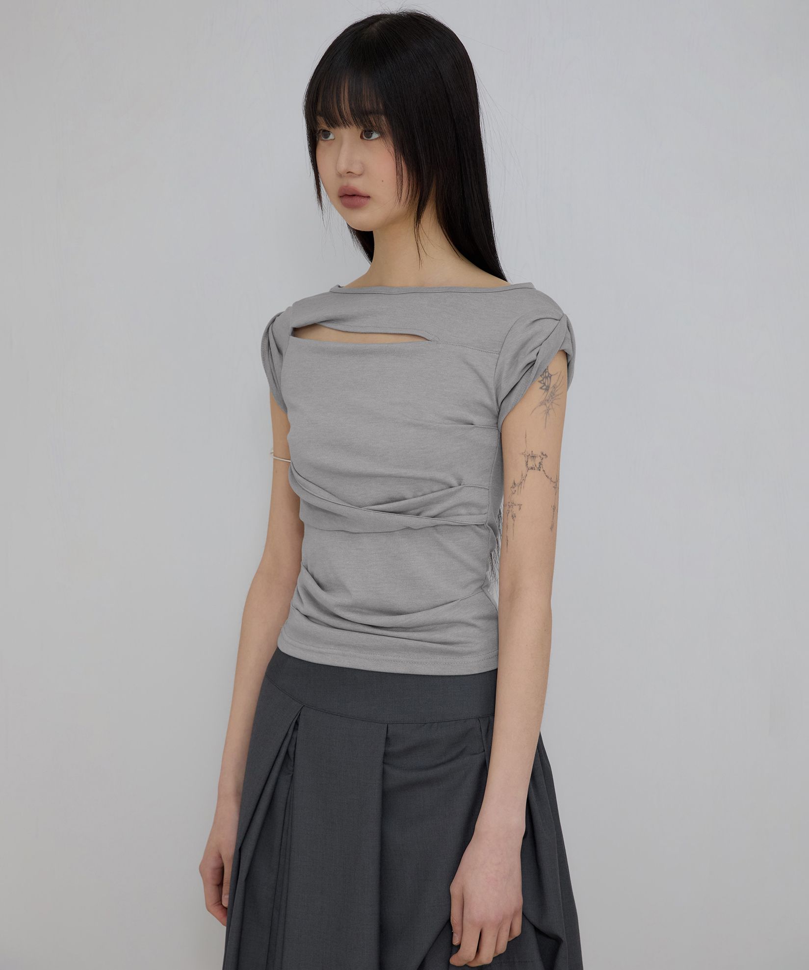 FLAREUP 韓国 アシンメトリードレープロールアップ Tシャツ MUSINSA公式 | FLAREUP アシンメトリードレープロールアップTシャツ