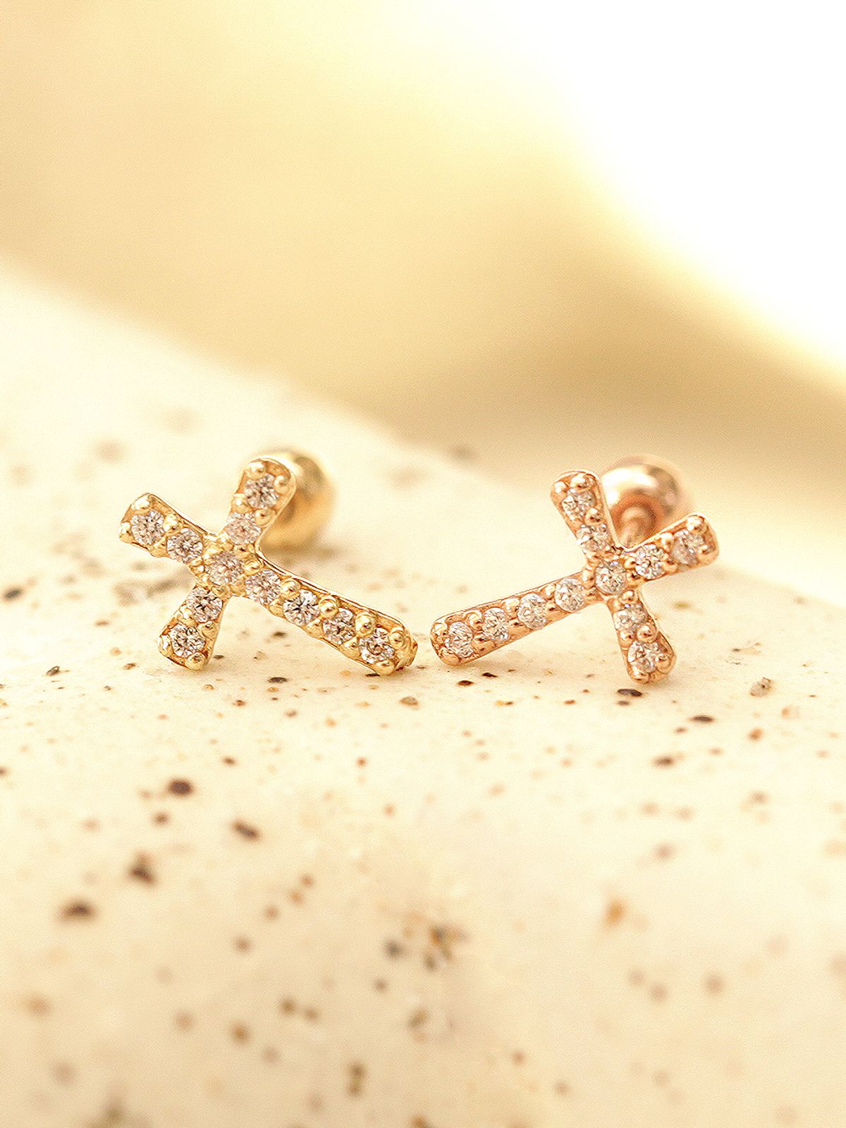 미니멀피어싱(MINIMALPIERCING) 14K 모던 큐빅 십자가 피어싱 귀걸이