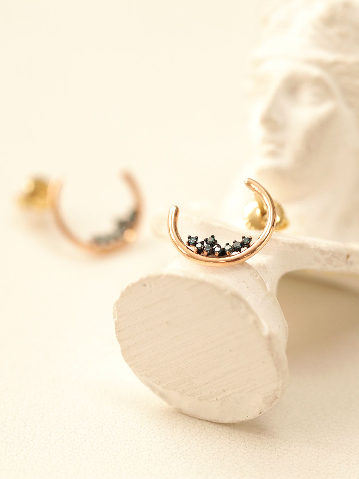 미니멀피어싱(MINIMALPIERCING) 14K 18K 블루다이아 반달 귀걸이