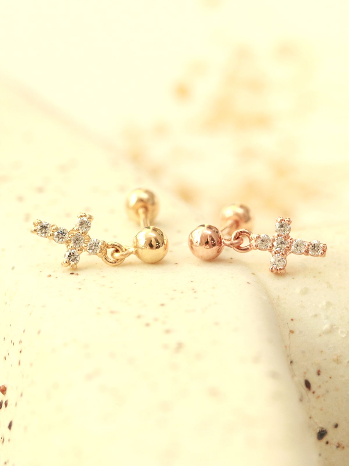 미니멀피어싱(MINIMALPIERCING) 14K 볼 큐빅 십자가 드롭 피어싱 귀걸이