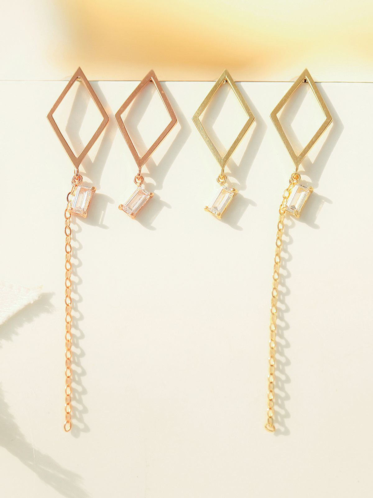 미니멀피어싱(MINIMALPIERCING) 14K 스퀘어 큐빅 언발 드롭 피어싱 귀걸이