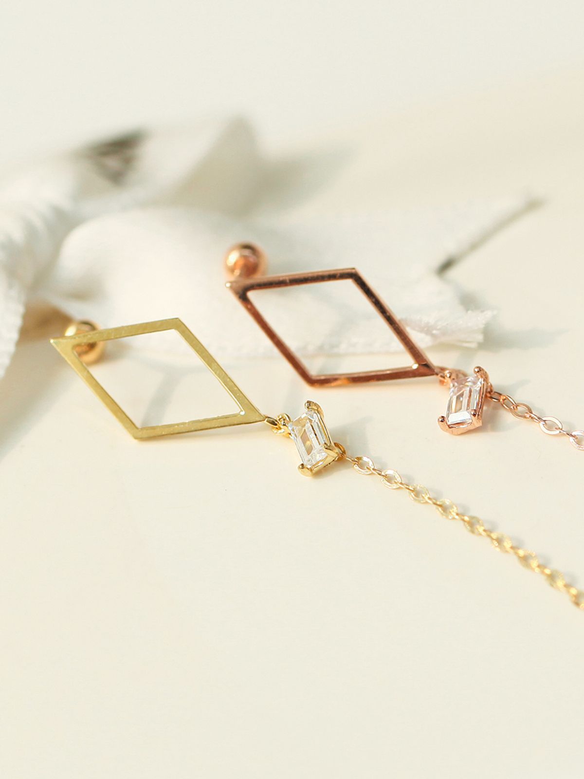 미니멀피어싱(MINIMALPIERCING) 14K 스퀘어 큐빅 언발 드롭 피어싱 귀걸이