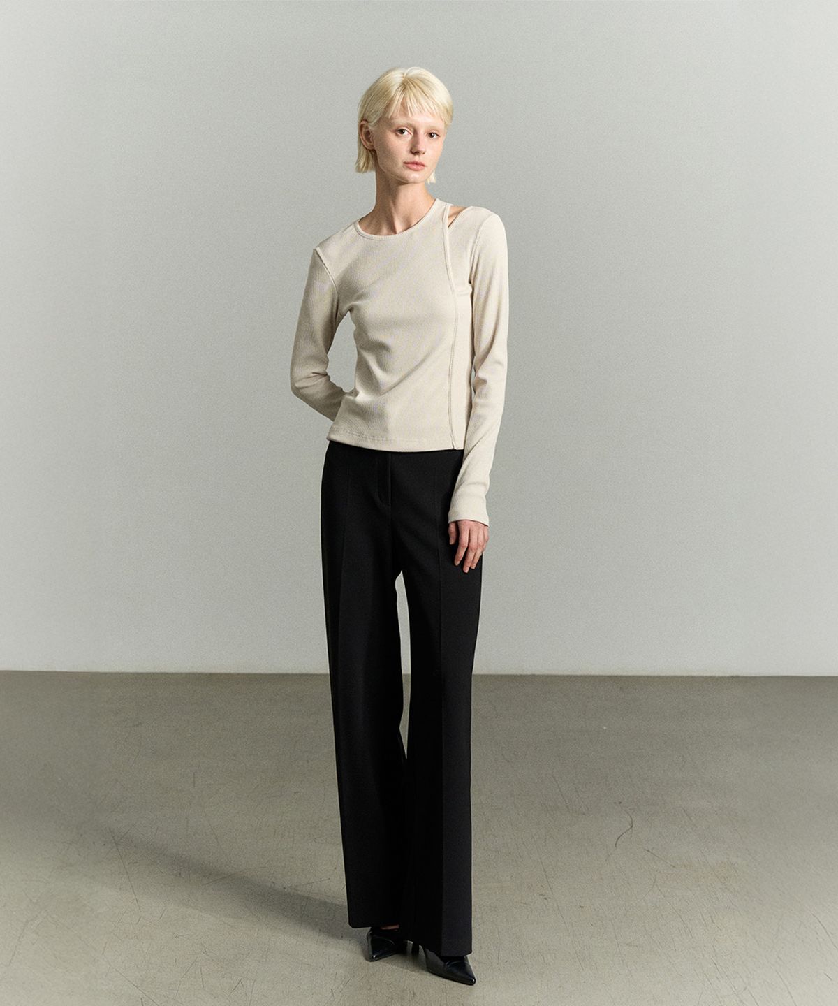리이(RE RHEE) CUT OUT LAYERED TOP CREAM