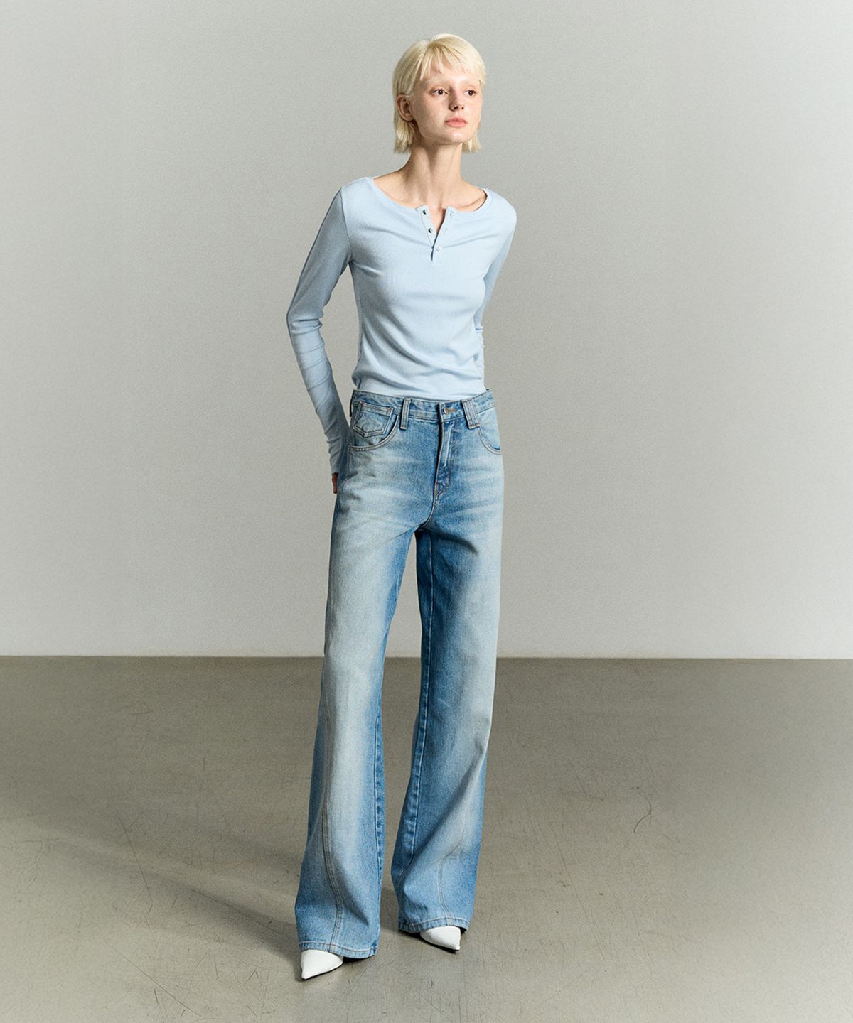 리이(RE RHEE) ASYMMETRIC SEAM WASHED DENIM JEAN
