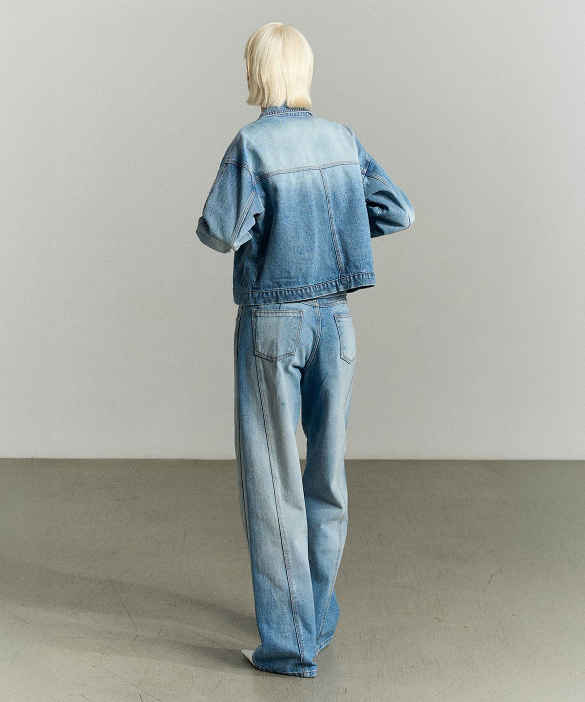 리이(RE RHEE) ASYMMETRIC SEAM WASHED DENIM JEAN