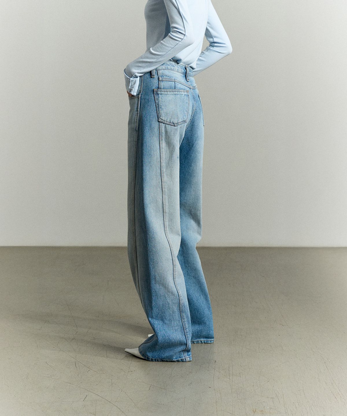 리이(RE RHEE) ASYMMETRIC SEAM WASHED DENIM JEAN