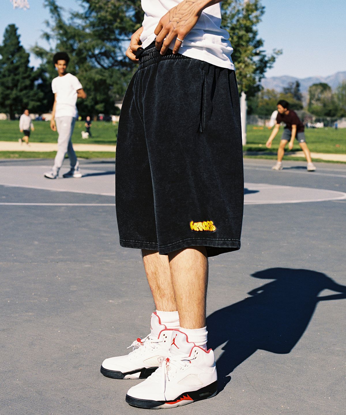 위캔더스(WKNDRS) LOGO SWEAT SHORTS (D.BLACK)
