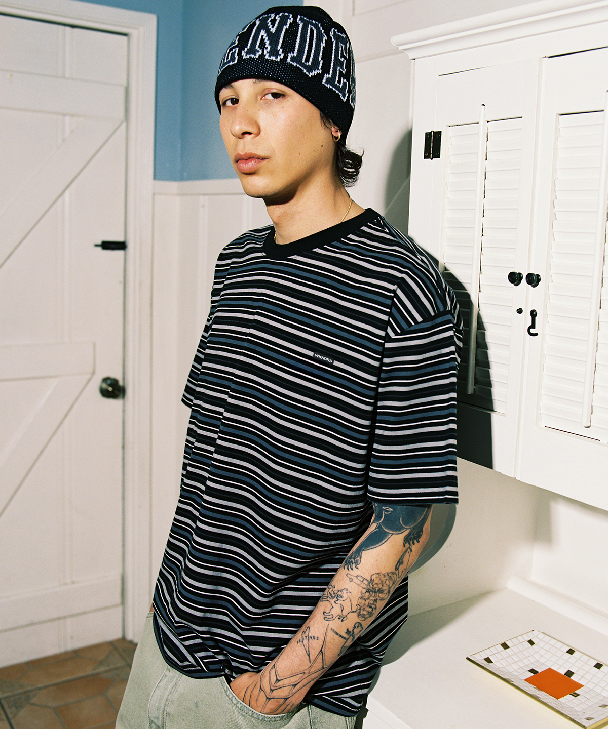 위캔더스(WKNDRS) STRIPED T-SHIRT (BLACK)
