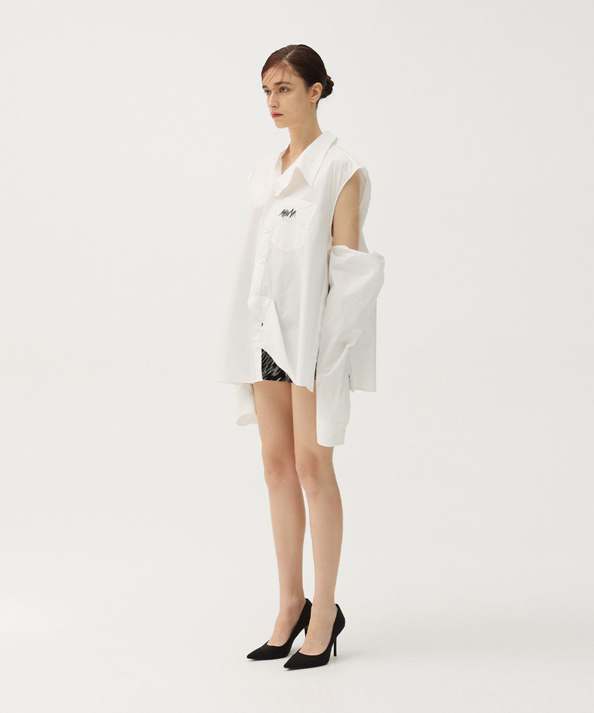 므아므(MMAM) Asymmetric logo shirt