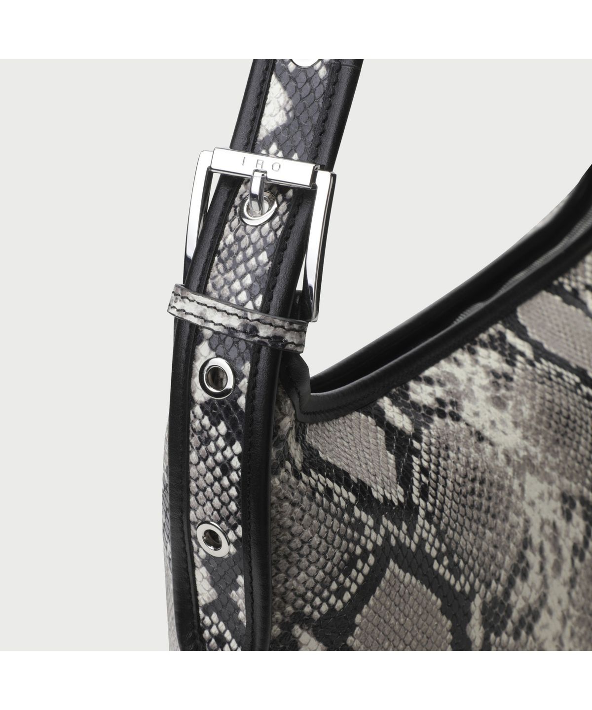 이로 우먼(IROWOMEN) ZYKE PYTHON 뱀피 빅 토트 백 - BLACK PATTERN