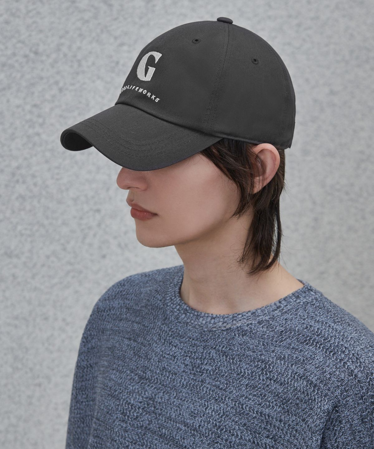 굿라이프웍스(GLW) G 아치 로고 캡 차콜