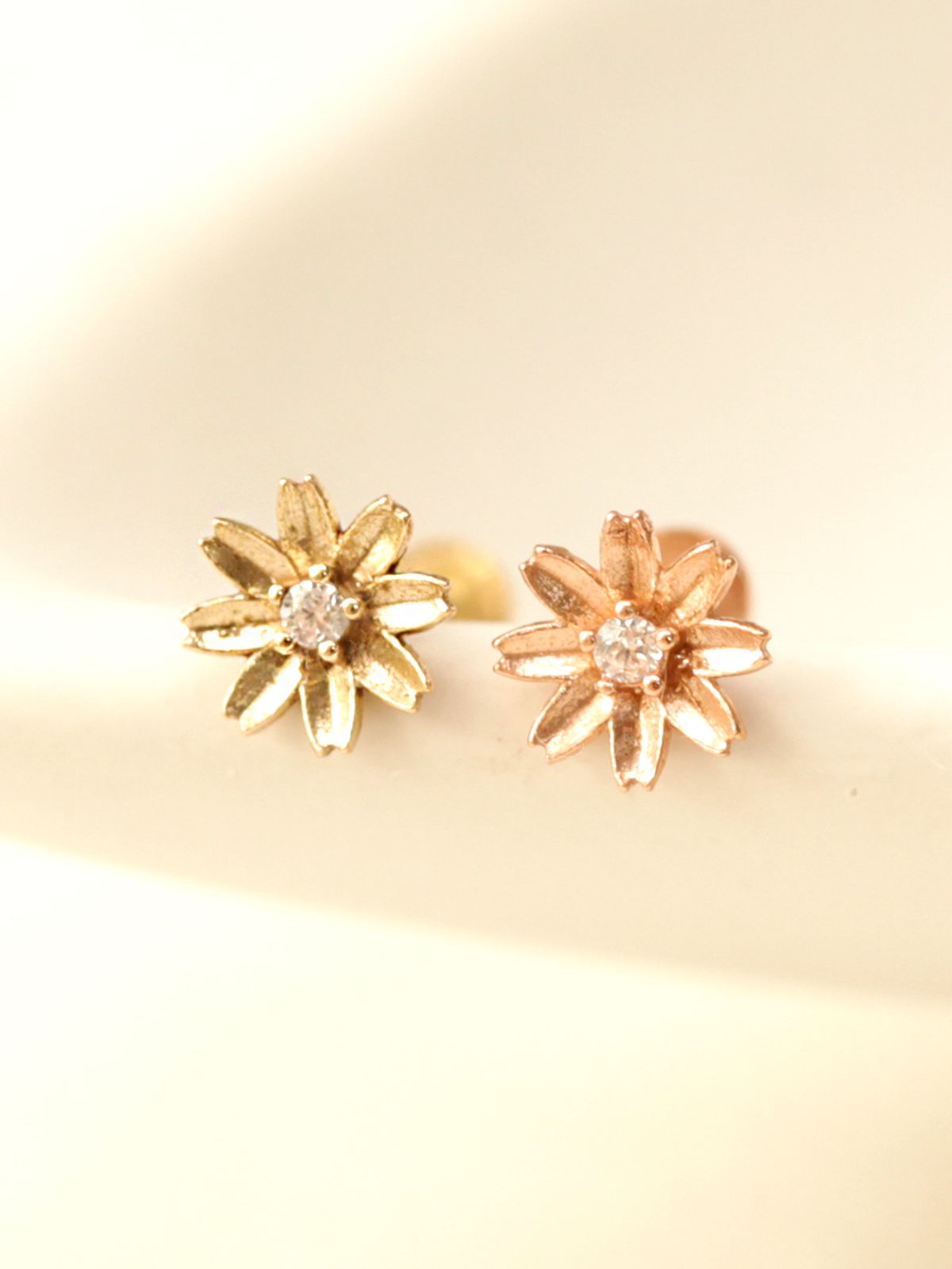 미니멀피어싱(MINIMALPIERCING) 14K 인터널 조각 큐빅 플라워 라블렛 피어싱