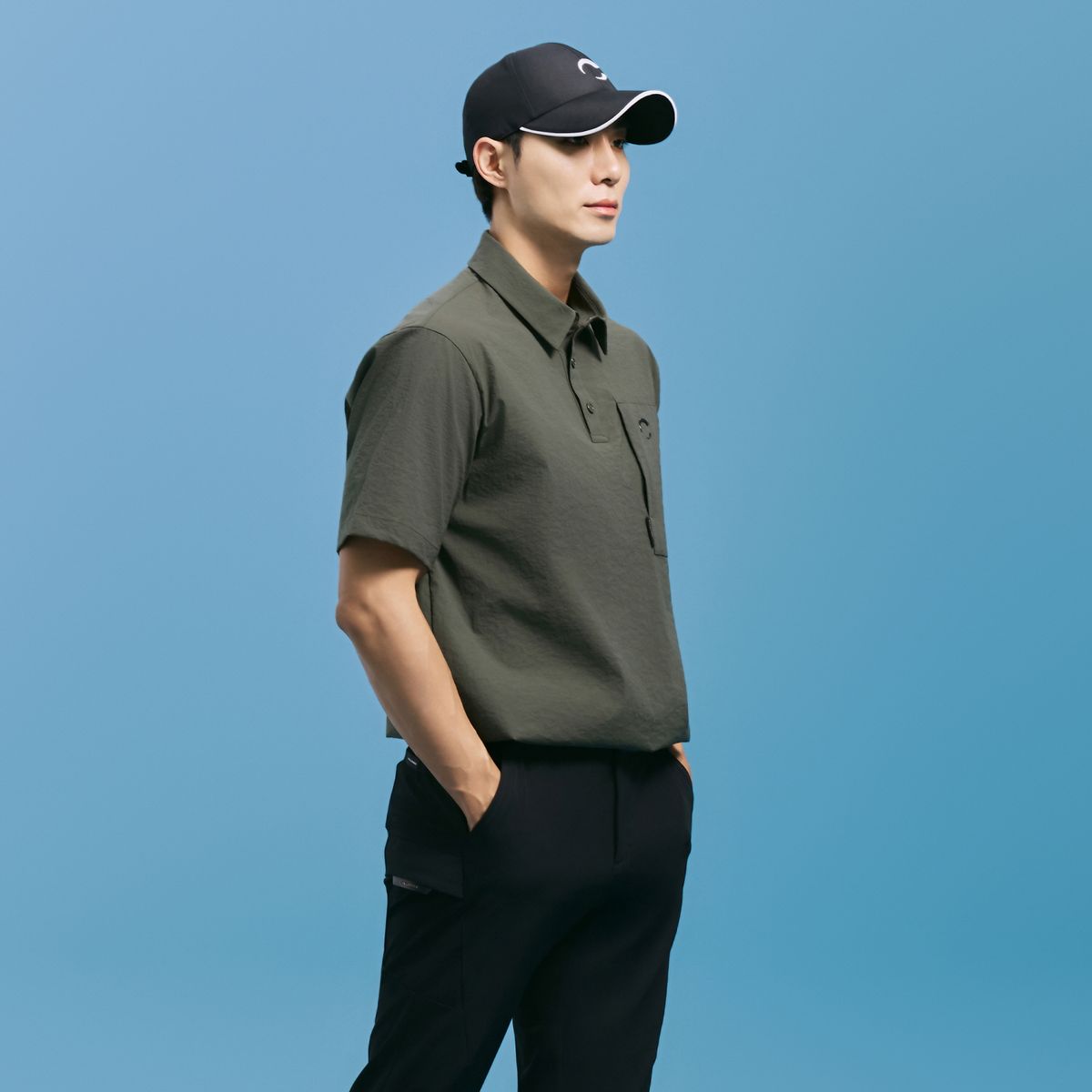 챌린저(CHALLENGER) 남성 크링클 스트레치 포켓 디테일 카라 반팔 우븐탑 카키