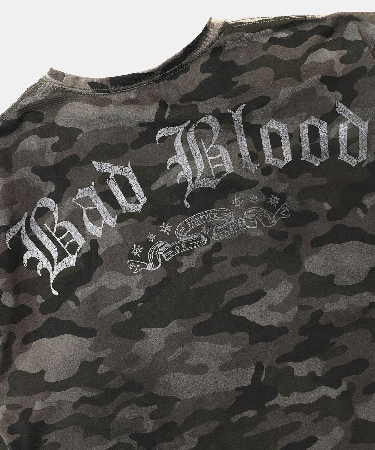 배드블러드(BADBLOOD) 크랙 프린트 티셔츠 - 그린카모