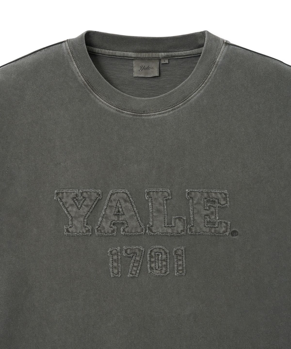예일(YALE) 피그먼트 아플리케 티셔츠_차콜
