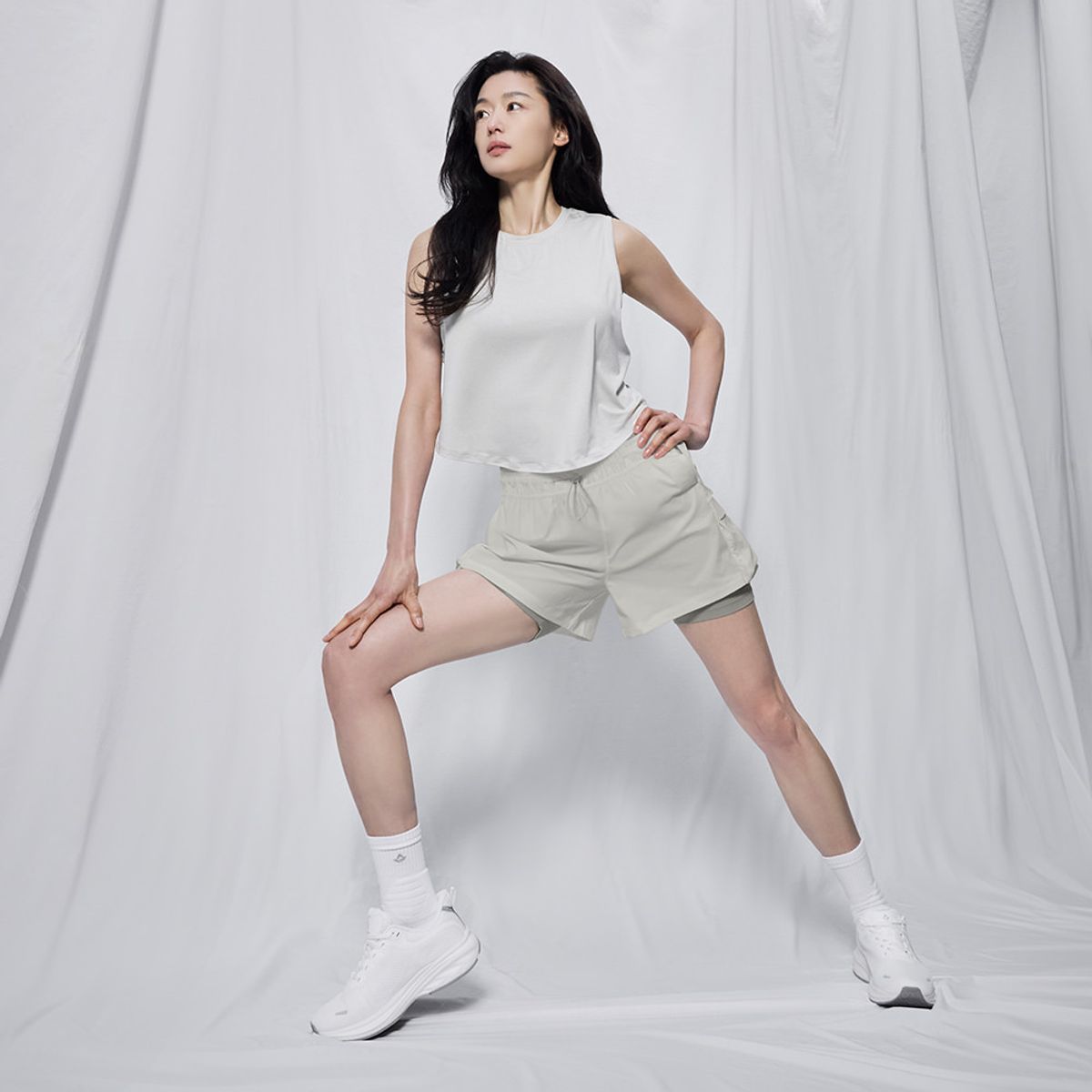 안다르(ANDAR) 소프트 모달 슬리브리스 커버업