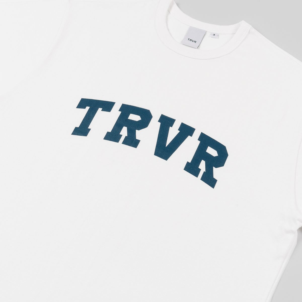 티알브이알(TRVR) Short Sleeve U-Graphic White/Navy