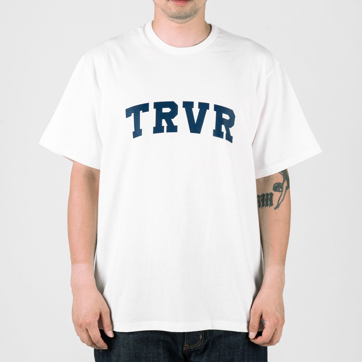 티알브이알(TRVR) Short Sleeve U-Graphic White/Navy