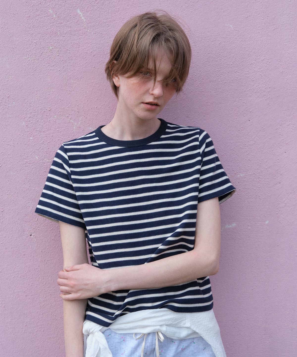 튜드먼트(TTUDEMENT) MULTI STRIPED T-SHIRT NAVY