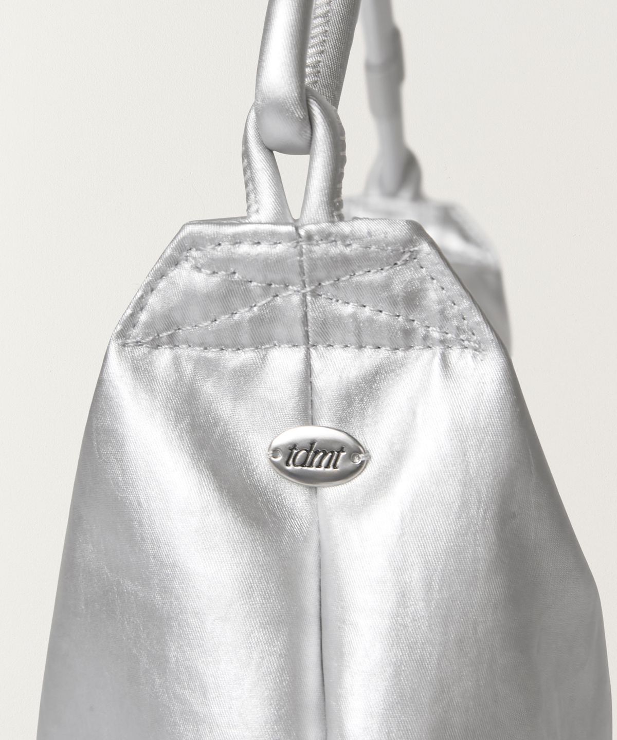 튜드먼트(TTUDEMENT) LUSTER NYLON HOBO BAG SILVER