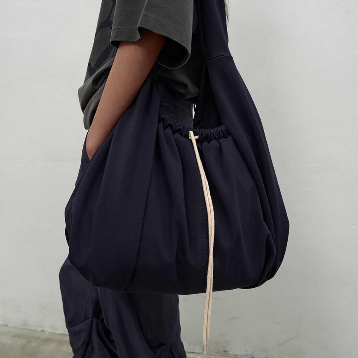 엘씨디씨티엠(LCDC™) KNOT DETAIL SHOULDER BAG (NAVY)