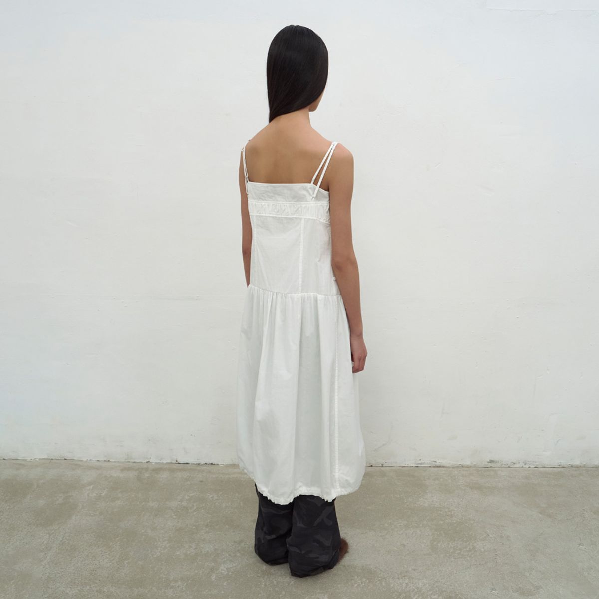 엘씨디씨티엠(LCDC™) BRALETTE-DETAIL SLEEVELESS DRESS (WHITE)