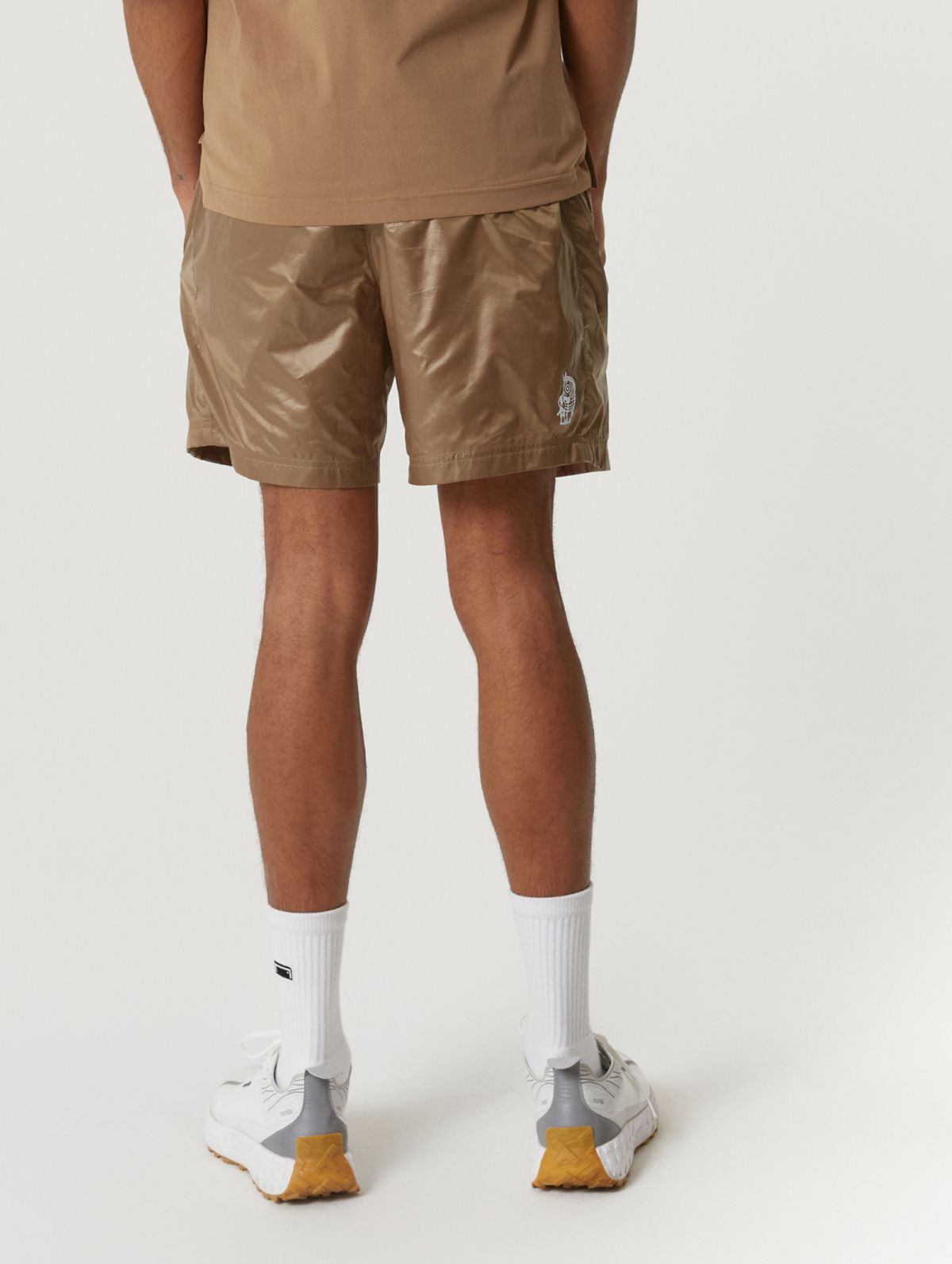 골스튜디오(GOALSTUDIO) GLOSSY MESH LINED SHORTS-BROWN
