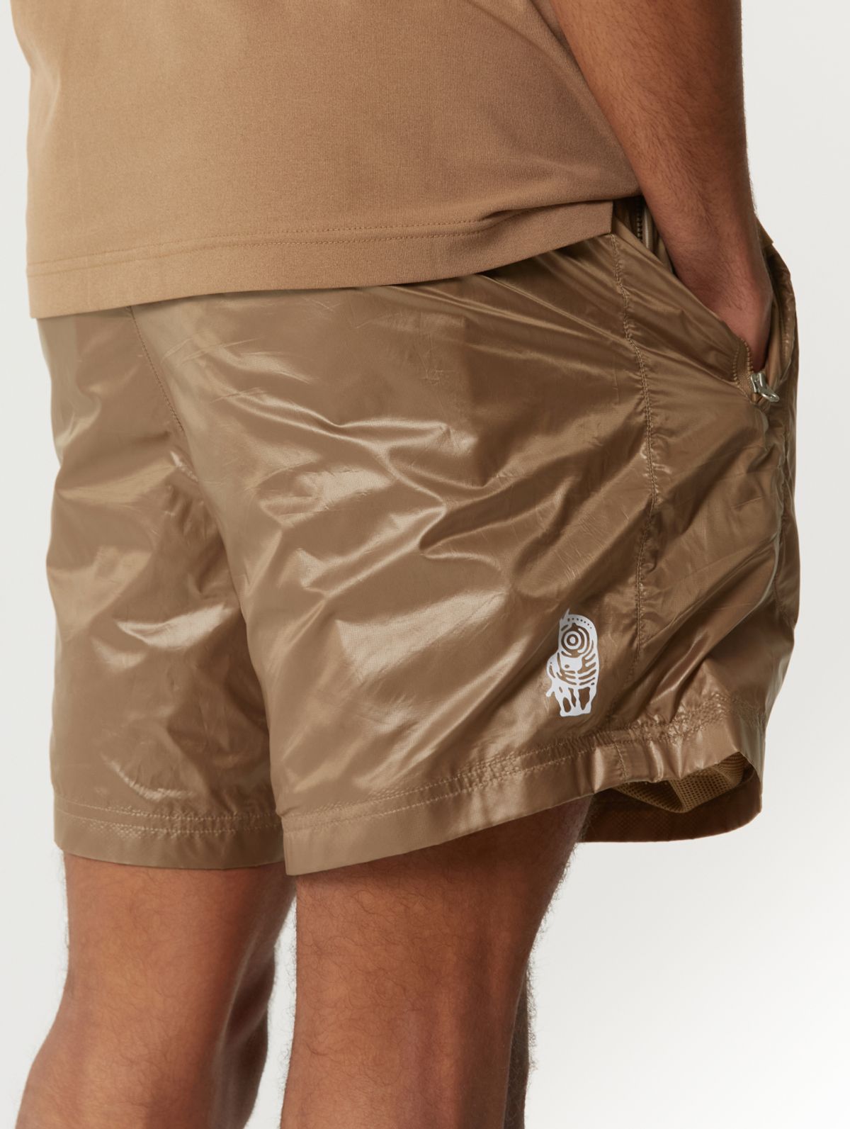 골스튜디오(GOALSTUDIO) GLOSSY MESH LINED SHORTS-BROWN