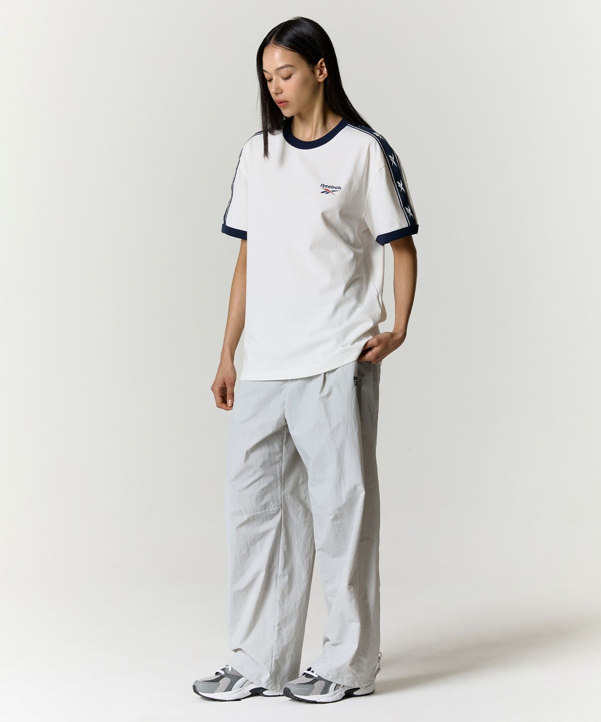 리복(REEBOK) 와이드 파라슈트 팬츠 - 라이트 그레이
