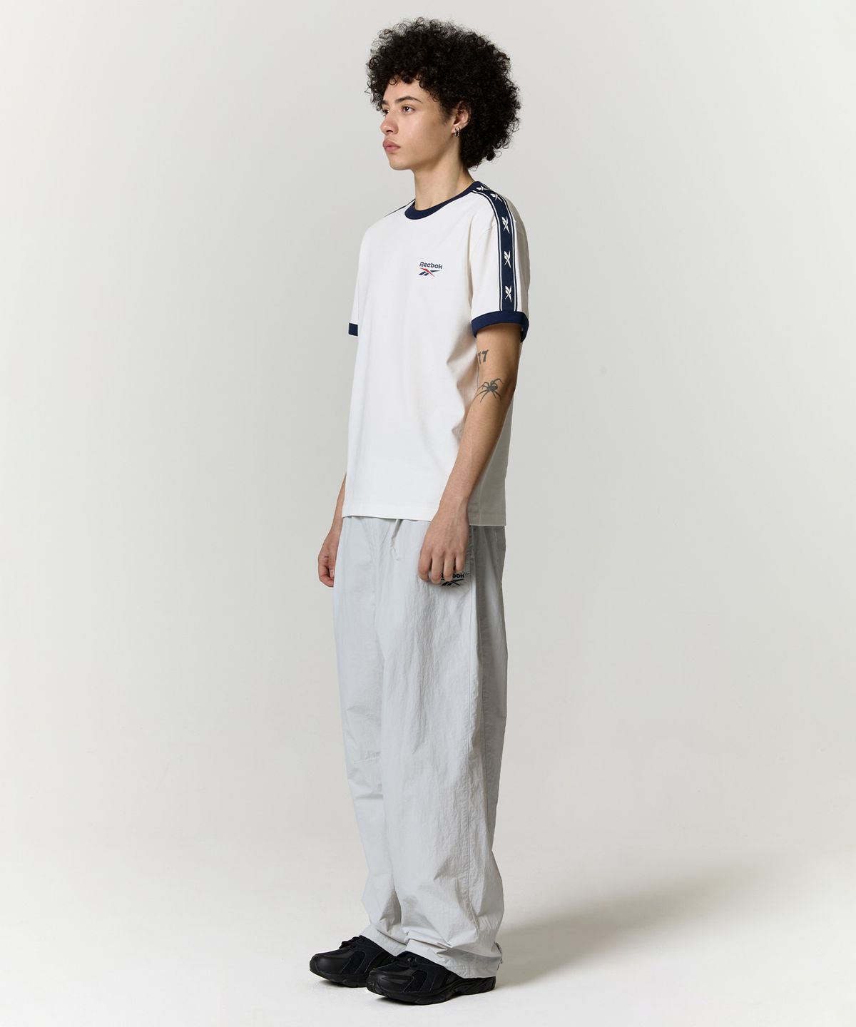 리복(REEBOK) 와이드 파라슈트 팬츠 - 라이트 그레이