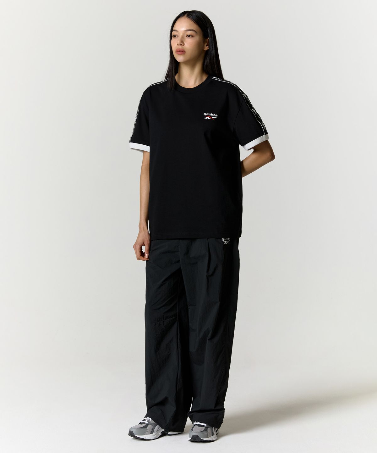리복(REEBOK) 와이드 파라슈트 팬츠 - 블랙