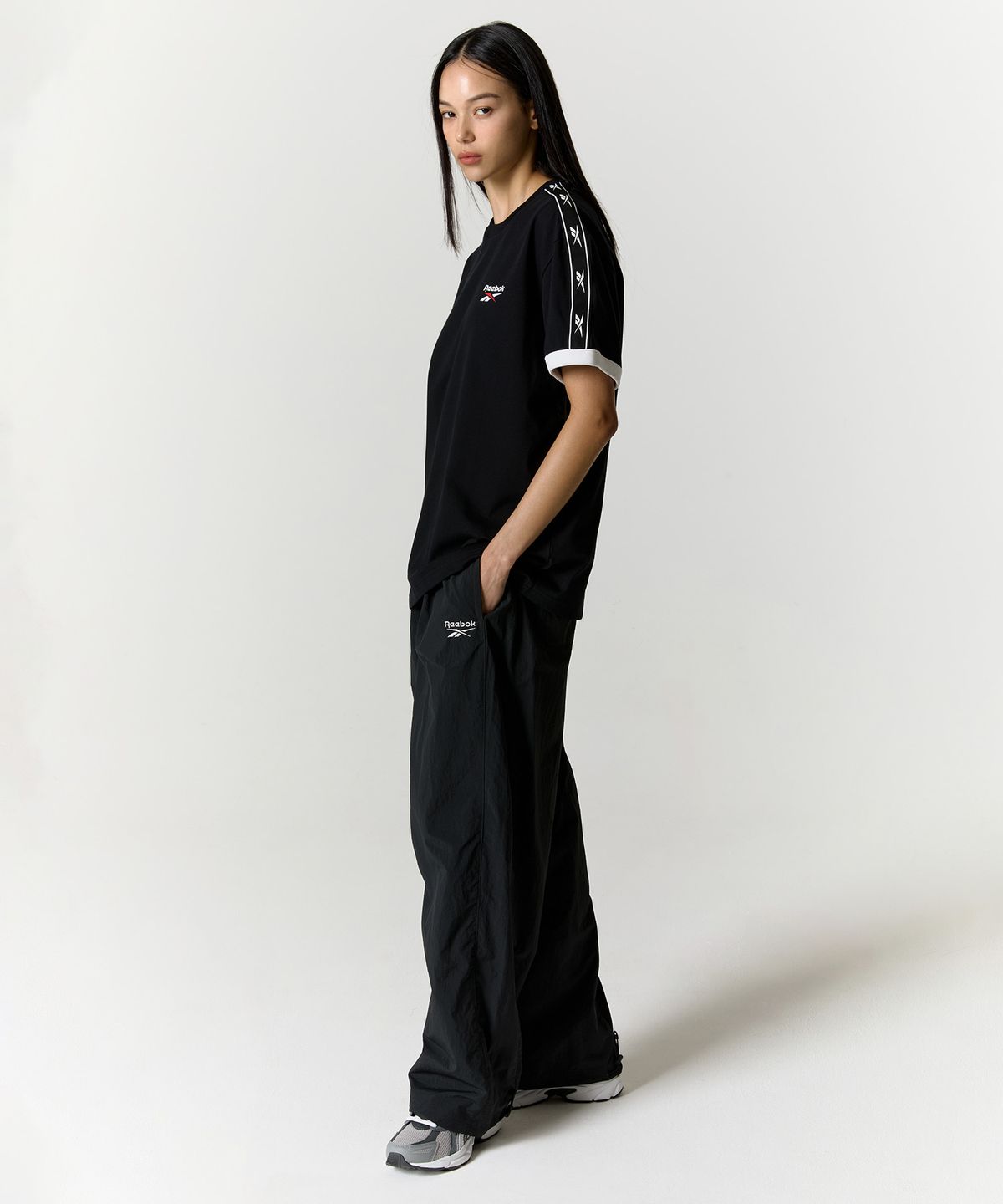 리복(REEBOK) 와이드 파라슈트 팬츠 - 블랙