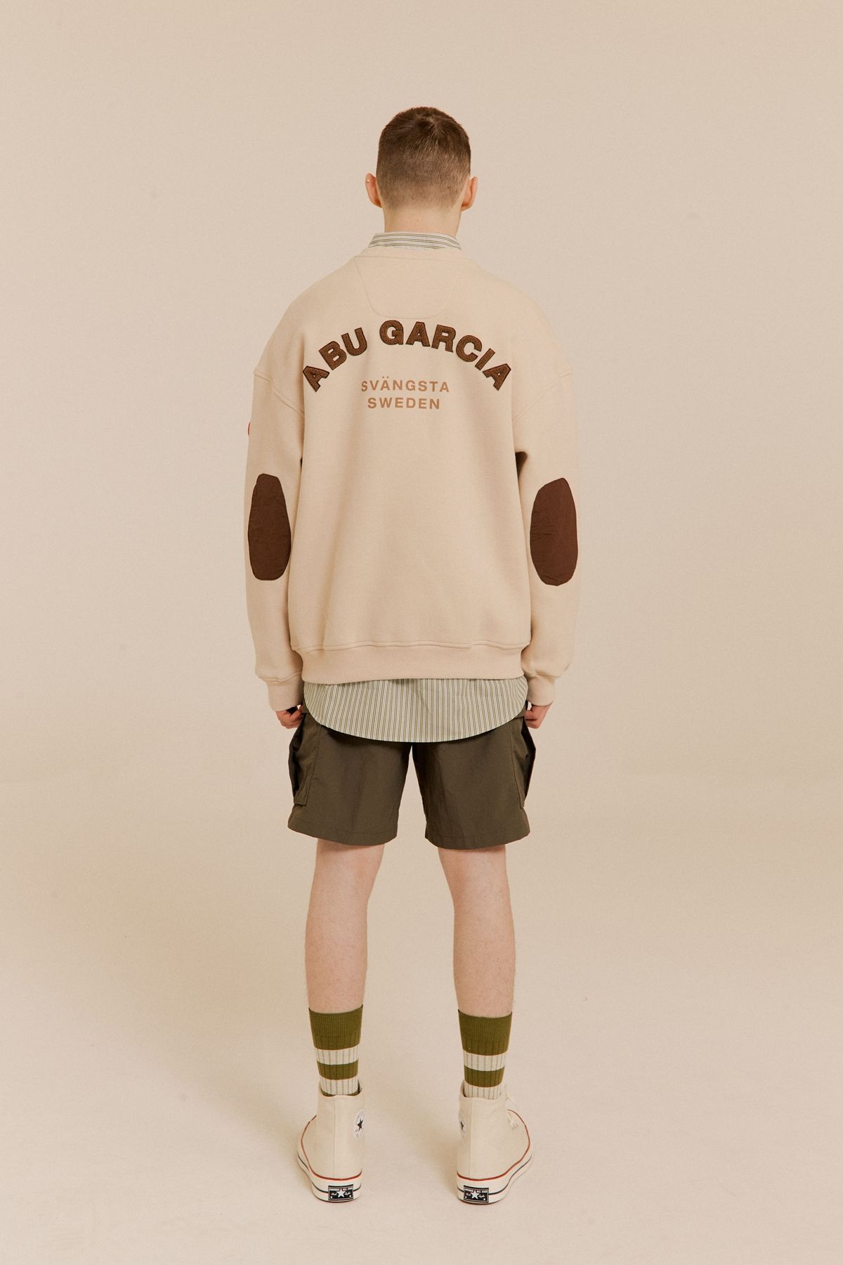 아부가르시아(ABU GARCIA) 부클 자수 맨투맨 LIGHT BEIGE