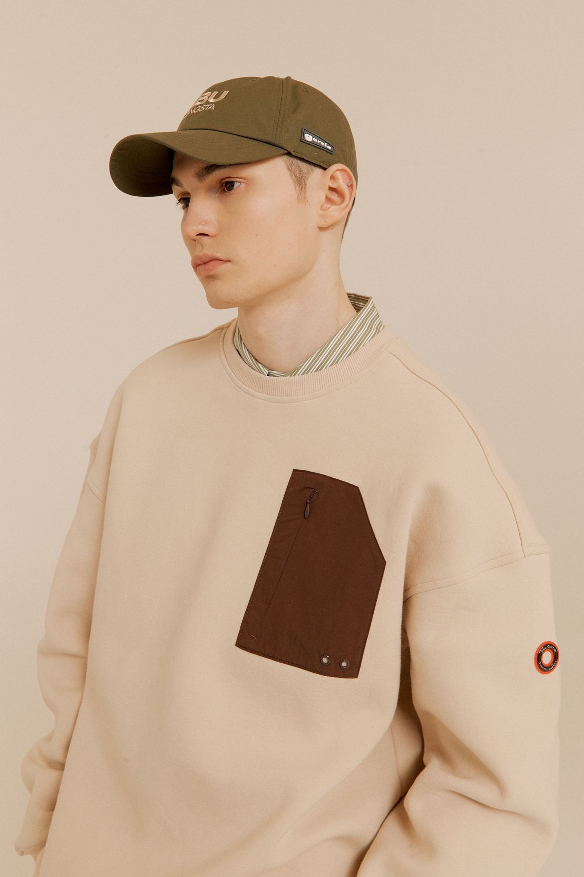 아부가르시아(ABU GARCIA) 부클 자수 맨투맨 LIGHT BEIGE